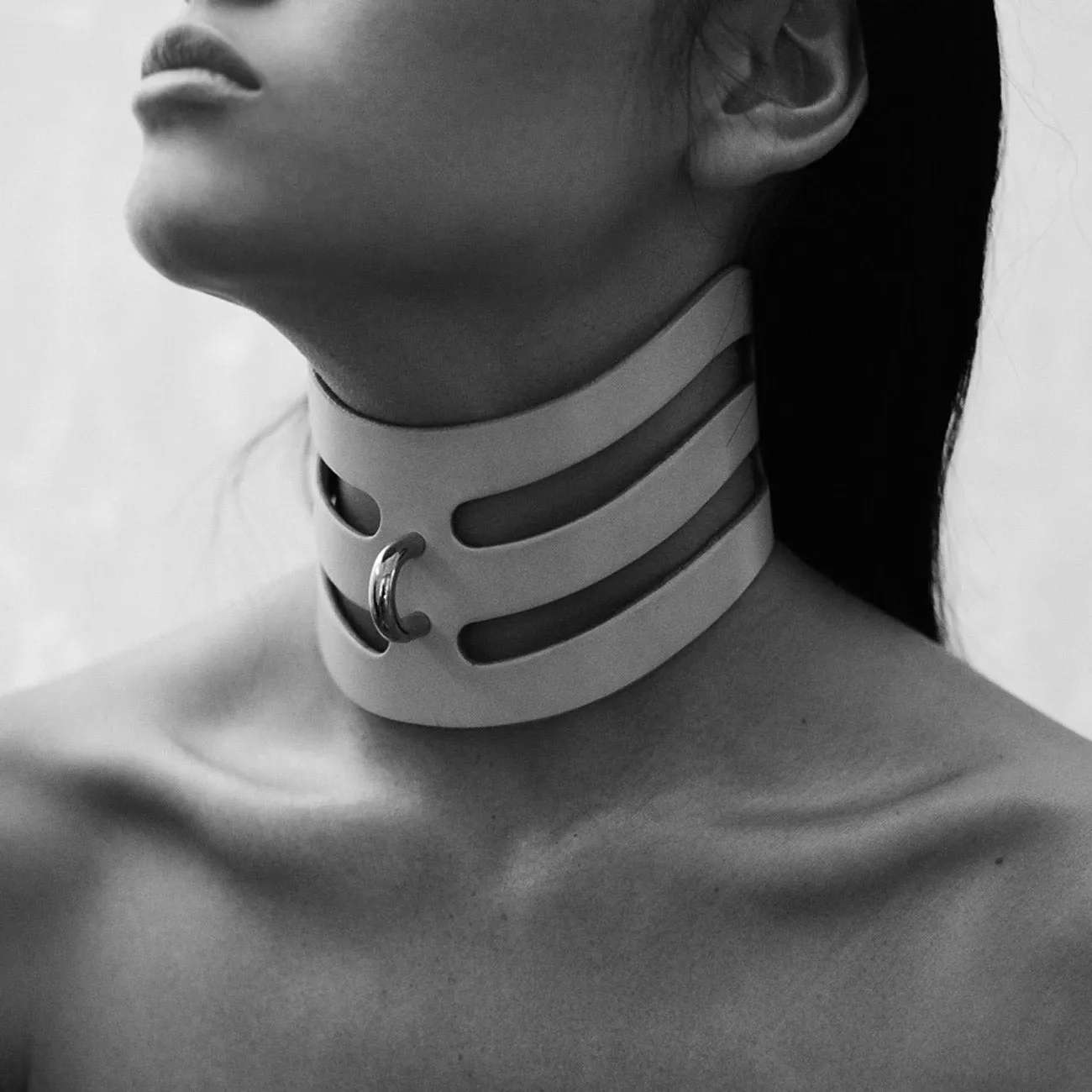 CUT OUT POSTURE COLLAR RED