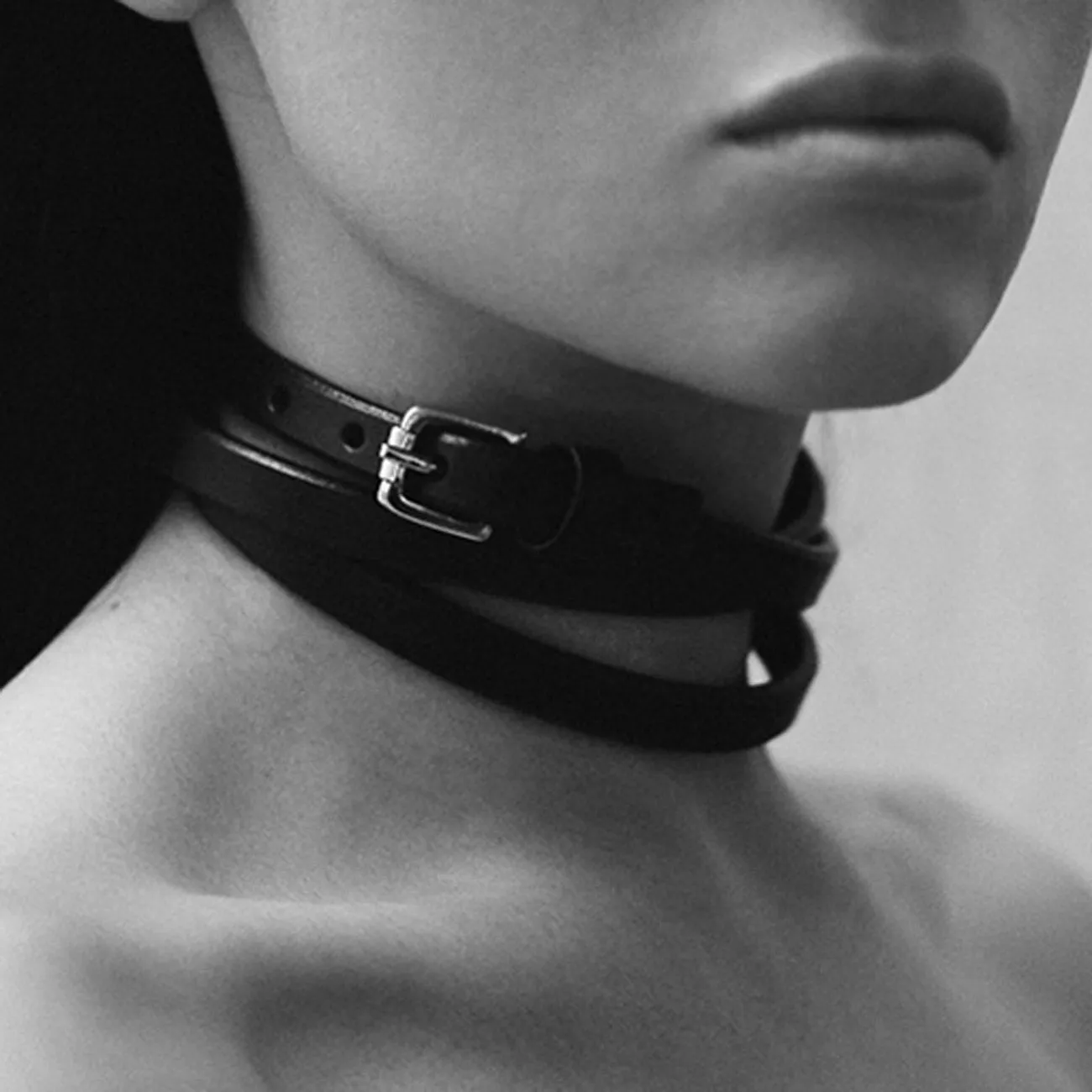 WRAP AROUND CHOKER PATENT BLACK